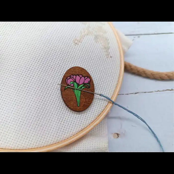 MAGNETIC NEEDLE HOLDER. FLOWERS KF059/204P