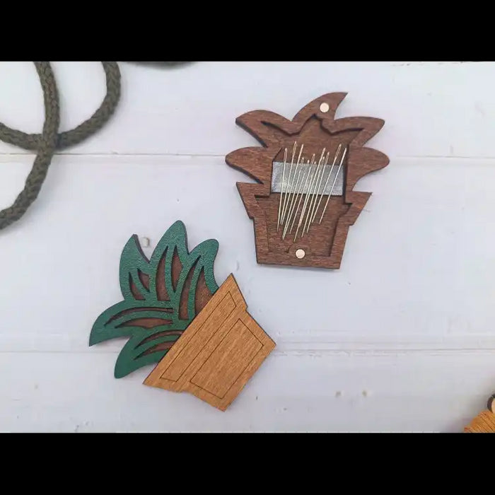 WOODEN NEEDLE CASE. SUCCULENT KF056/115