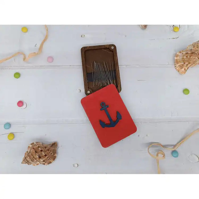 WOODEN NEEDLE CASE. ANCHOR. KF056/39