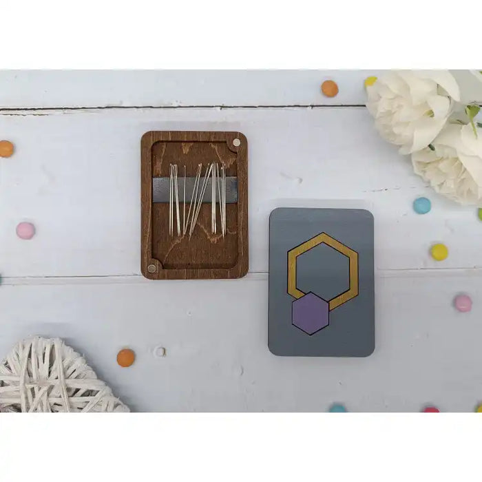 WOODEN NEEDLE CASE. PURPLE HEXAGON KF056/105