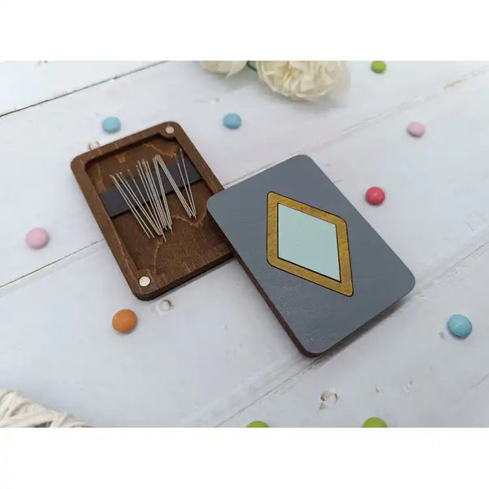 WOODEN NEEDLE CASE. TURQUOISE RHOMBUS KF056/107