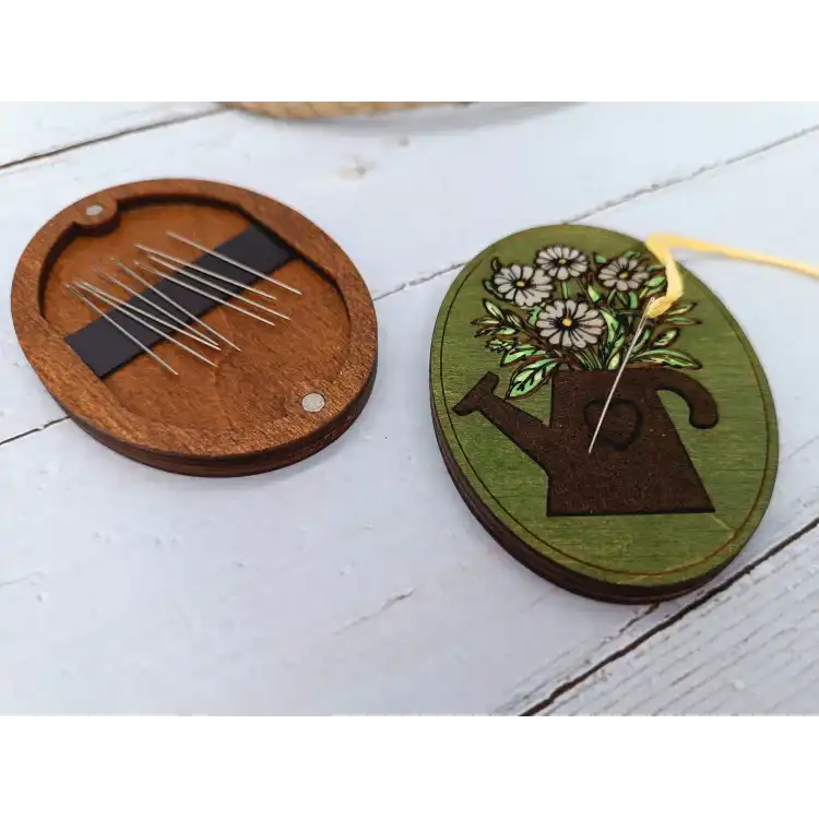WOODEN NEEDLE CASE. FLOWERS KF056/121G